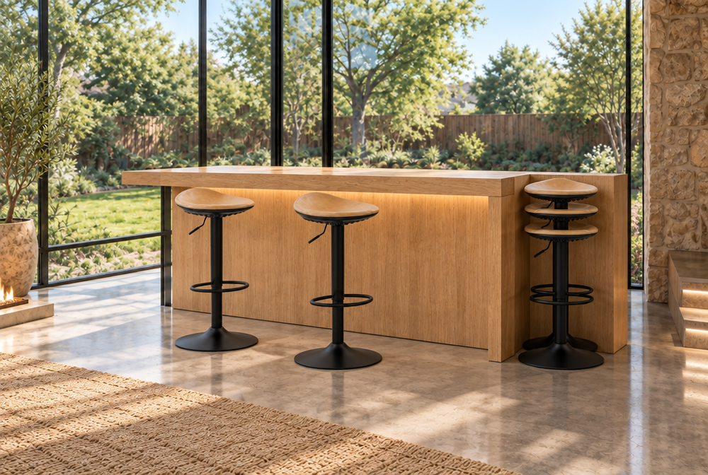 Tabourets de bar empilables rangés côte à côte sous un comptoir en bois dans une pièce vitrée sur jardin - Haut-Comptoir