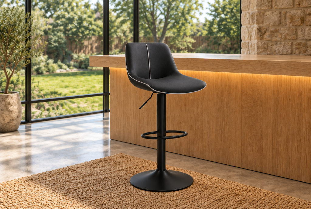 Tabouret de bar noir avec repose-pieds bien visible devant un comptoir en bois - Haut-Comptoir