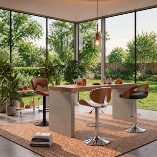 Tabourets de bar design aux assises variées dans un intérieur lumineux ouvert sur un jardin.