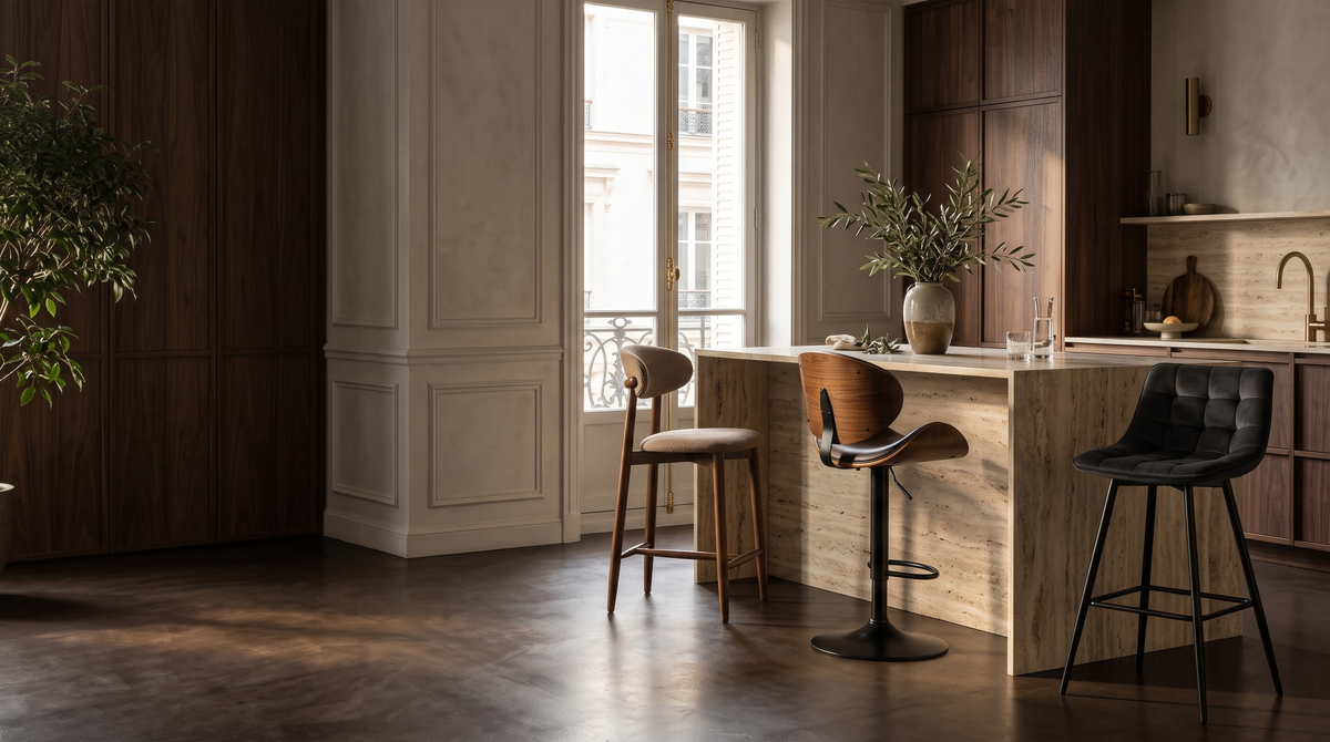 Chaises et tabourets de bar Haut-Comptoir dans une cuisine élégante en travertin et noyer