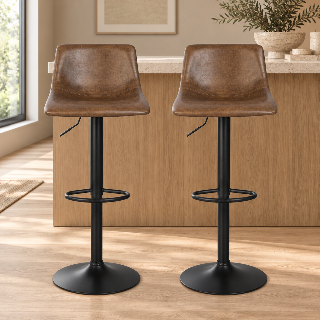 Tabouret de bar vintage Skawi lot de 2 – duo face devant un îlot en bois clair, assise simili cuir marron et pied central noir – Haut-Comptoir
